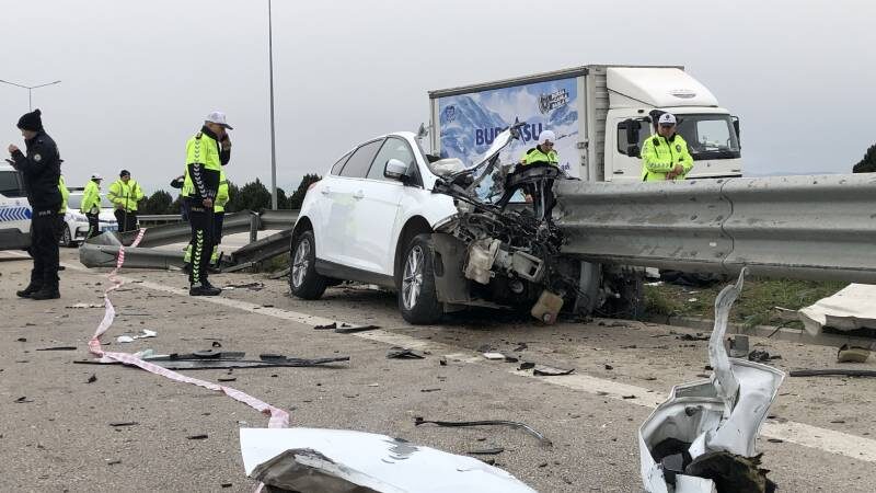 Bursa da otomobil bariyerlere çarptı 1 ölü Olay Gazetesi Bursa