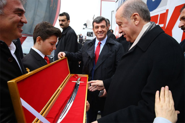 2.-yazi-icin-vatan-sevdalilari-platformu-tarkan-gani-ve-cumhurbaskani-recep-tayyip-erdogan-kilic-hnediye.jpg