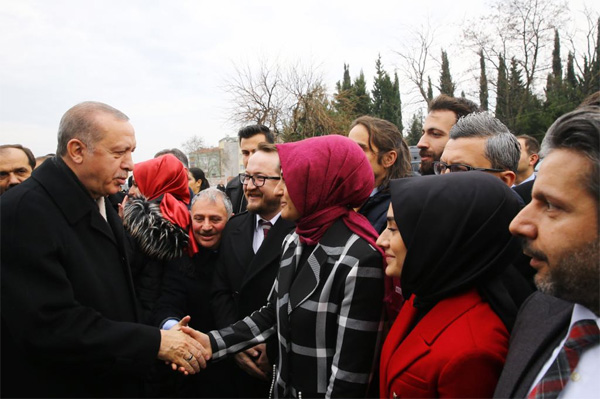 3.-yazi-icin-cumhurbaskaeni-recep-tayyip-erdogan,-kadem-il-temsilcisi-hatice-sahin,-sertac-karaalp.jpg