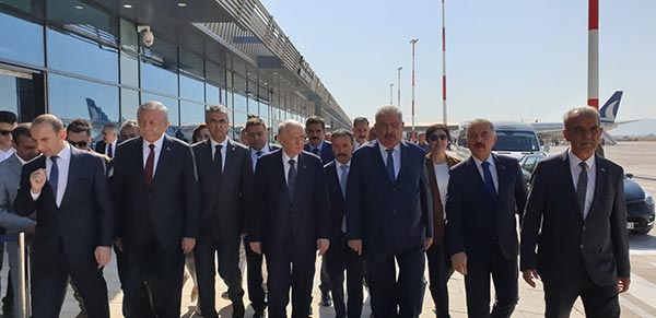 3.-yazi-icin-devlet-bahceli-malazgirtte-yaninda-ismet-buyukataman-ve-sinan-ates.jpg