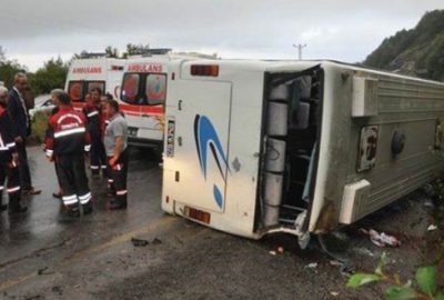 Öğrencileri taşıyan midibüs devrildi: 25 yaralı