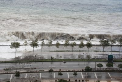 Sahil yolunda tsunami gibi dalga