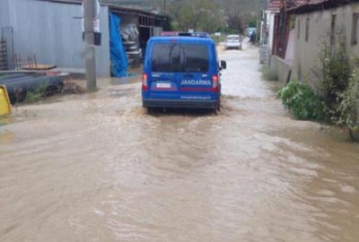 Sağanak yağış Bursa`da su baskınlarına neden oldu