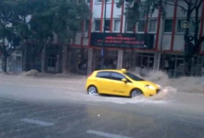 Bursa`da sele kapılan aracın sürüklenme anı