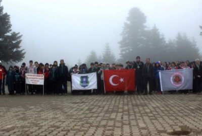 Yavru kurtlar Uludağ`ın güzelliklerini keşfetti