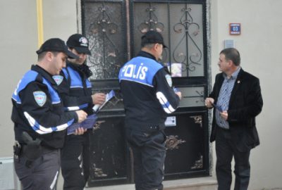 İznik polisi hırsızlara karşı broşür dağıttı