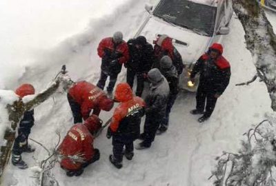 Devrilen ağaçlar Uludağ yolunu trafiğe kapattı