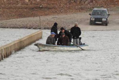 Bu köprüden sandalla geçiliyor