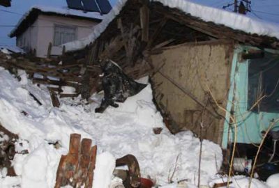 Bursa’da kara dayanamayan çatı çöktü!