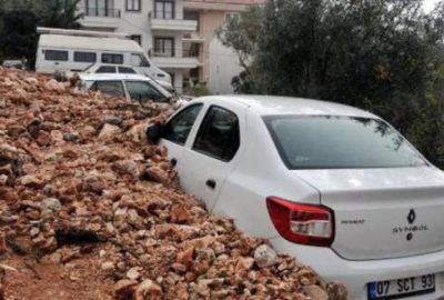 Kaş’ta evleri su bastı, araçlar moloz altında kaldı