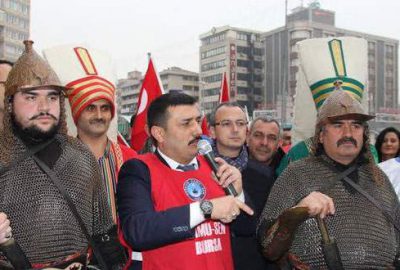 Memurlar yeniçeriler eşliğinde bordro yaktı