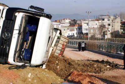 Bursa’da dere kenarında çalışma yapan kamyon devrildi