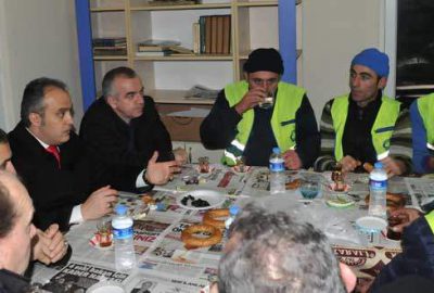 Temizlik işçilerine Başkan’dan simit