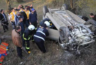 Ters dönen otomobilde can pazarı!