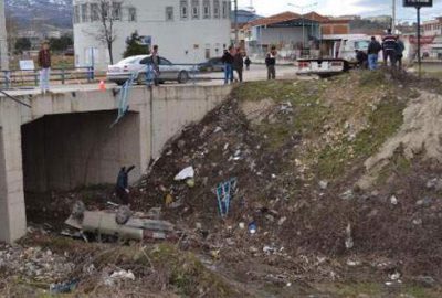 Bursa’da kontrolden çıkan otomobil dereye uçtu!