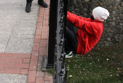 Oğlunu görmek için köprüye çıktı