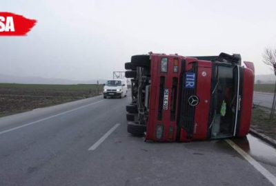 TIR’lar lodosa dayanamadı