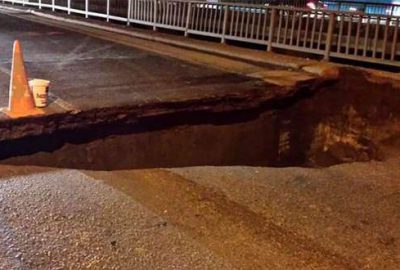 İstanbul’da köprüdeki göçük, trafiği durdurdu!