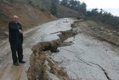 Büyükorhan’da yol yarıldı