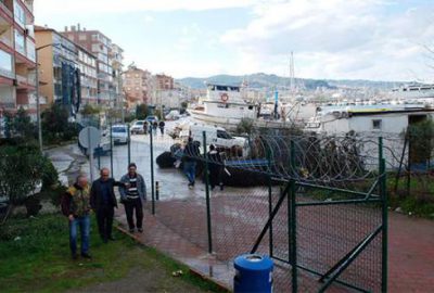 Güzelyalı balıkçı barınağına tel örgü çekiliyor