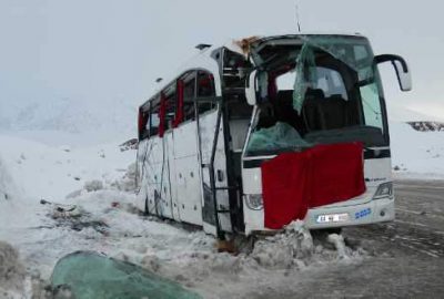 Yolcu otobüsü devrildi: 1 ölü, 15 yaralı