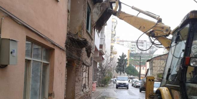 Gemlik’te üç metruk bina daha yıkıldı