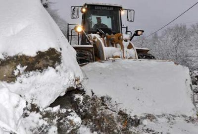 Bursa’da 50 tonluk kaya yol kapattı