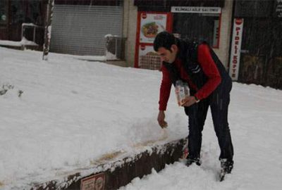 Aç kalan kuşların imdadına yetiştiler