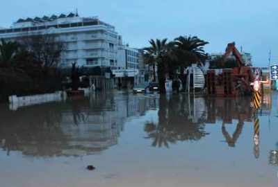 İzmir’i sağanak yağış vurdu