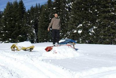 Uludağ’da tabela ve binalar karlar altında