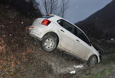 Virajı alamayan otomobil dağa tırmandı