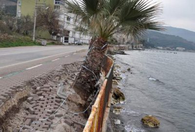 Fırtına Kurşunlu sahillerini dağıttı