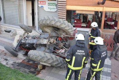 Köprüden uçan traktörde can pazarı!