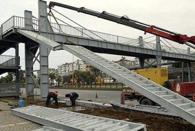 ‘Fıkra gibi’ üst geçide yayalar için müdahale