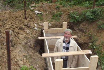 Ölmeden önce mezarını ve kefenini hazırladı