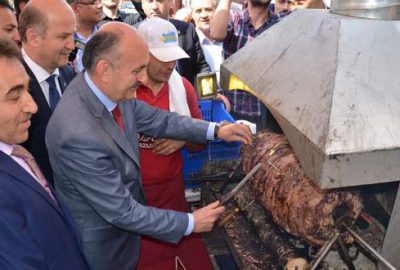 Bakan Müezzinoğlu cağ döneri kesti