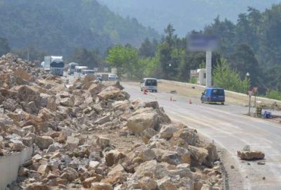 Orhaneli yolunda tehlike sürüyor