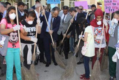 Başkan sokakları süpürdü