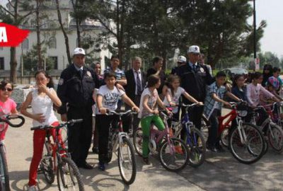 Trafik dedektifi öğrenciler yollarda