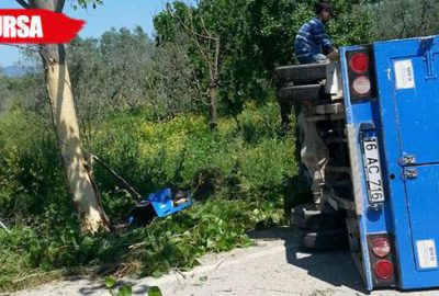 Hatalı sollama yapan kargo aracı düz yolda yan yattı