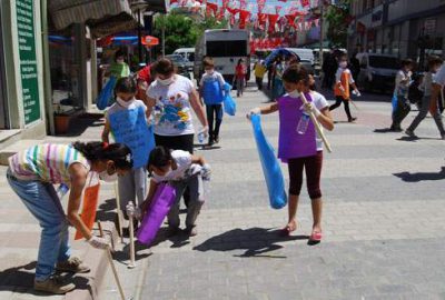 Öğrencilerden çevre temizliği