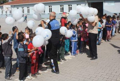 TDP öğrencilere polisi sevdiriyor