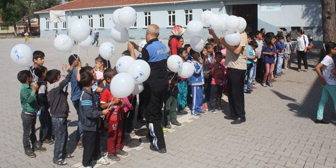 TDP öğrencilere polisi sevdiriyor