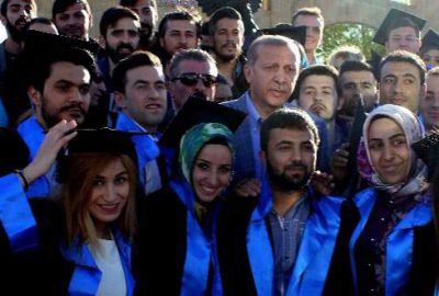 Erdoğan mezuniyet fotoğrafı çektiren öğrencileri yalnız bırakmadı