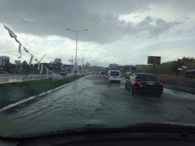 Başkent’te Sağanak Yağış Hayatı Olumsuz Etkiledi