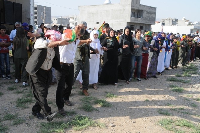 HDP’nin Seçim Barajını Geçmesi Cizre’de De Kutlandı