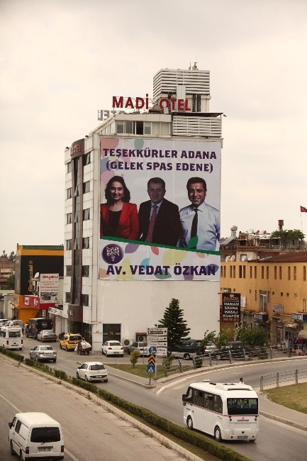 HDP’den Kürtçe Ve Türkçe ‘Teşekkürler Adana’ Afişi