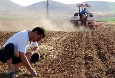 Çiftçi gecesini gündüzüne katıyor