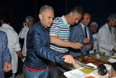 Çağlayan ilk iftarını vatandaşlarla açtı