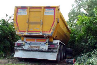 Virajı alamayan TIR zeytin ağaçlarını sökerek durdu